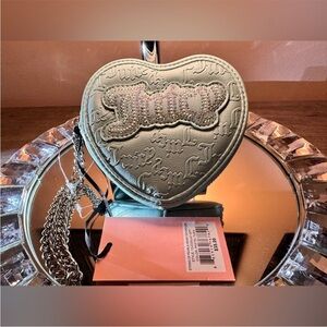 Juicy Couture String of Pearls Pastel Turquoise
Heart Zip Around Wristlet. NWT